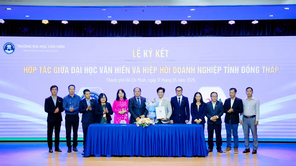 Đại diện Trường Đại học Văn Hiến ký kết hợp tác với doanh nghiệp