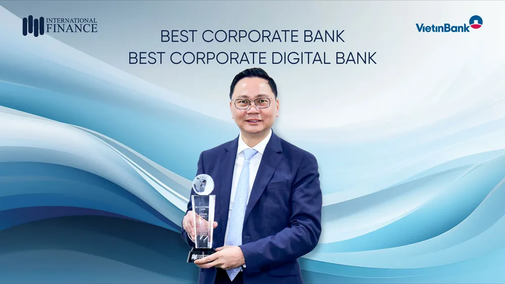 Ông Nguyễn Thanh Tùng, Giám đốc Khối KHDN VietinBank nhận giải thưởng