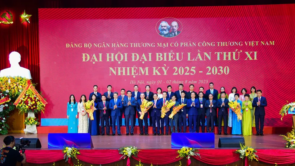 Đồng chí Bùi Thanh Sơn, Ủy viên Ban Chấp hành Trung ương Đảng, Phó Thủ tướng Chính phủ, Bộ trưởng Bộ Ngoại giao cùng các đồng chí lãnh đạo Đảng ủy Chính phủ, Ngân hàng Nhà nước Việt Nam tặng hoa chúc mừng 28 đồng chí trúng cử Ban Chấp hành Đảng bộ VietinBank khóa XI, nhiệm kỳ 2025 - 2030