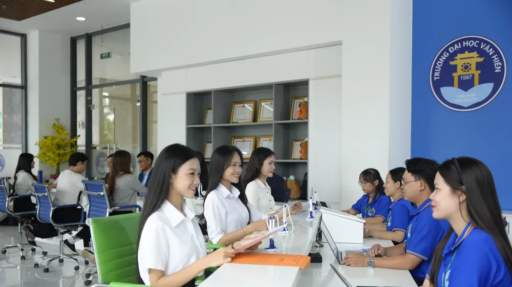 Phụ huynh và thí sinh đến các cơ sở của Nhà trường để được tư vấn hỗ trợ