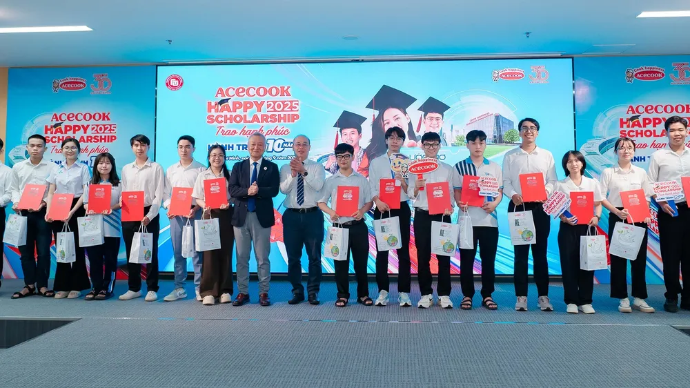 Ông Kaneda Hiroki, Tổng Giám đốc Acecook Việt Nam trao học bổng cho sinh viên