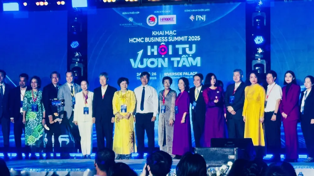 Các đại biểu tham dự lễ khai mạc