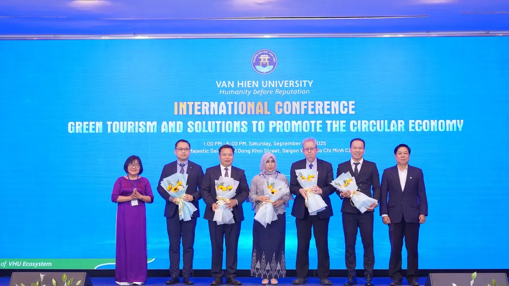 Đại diện Ban tổ chức và Ban Điều hành Nhà trường tặng hoa cảm ơn diễn giả báo cáo tham luận