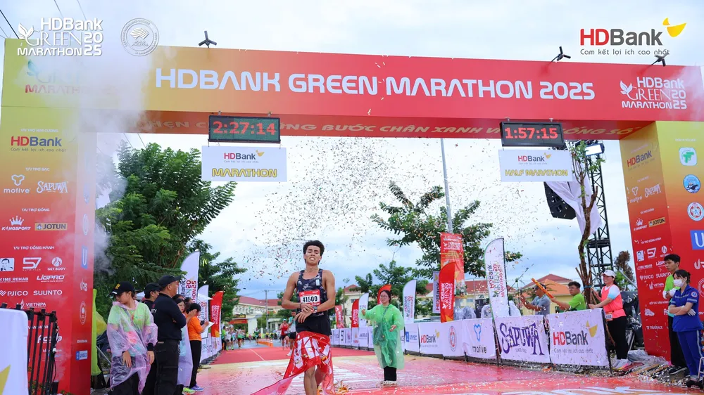 Vận động viên Huỳnh Anh Khôi vô địch cự ly marathon Giải chạy HDBank Green Marathon 2025 tại Cần Giờ