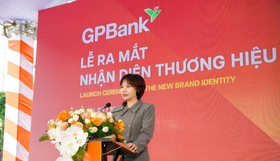 Bà Phạm Thị Nhung, Chủ tịch HĐTV Ngân hàng TM TNHH MTV Kỷ Nguyên Thịnh Vượng phát biểu tại sự kiện