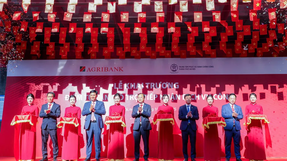 Các đại biểu cắt băng khai trương “Điểm tư vấn, hỗ trợ, tiếp nhận dịch vụ công” tại Hội sở Chi nhánh Hà Nội I