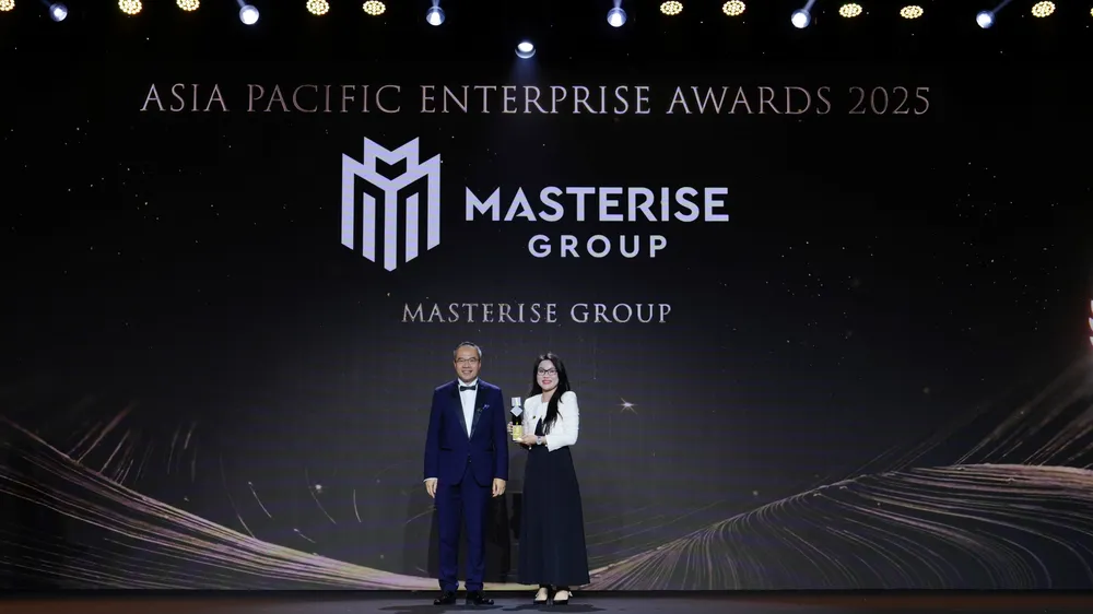 Đại diện Masterise Group nhận giải thưởng Corporate Excellence Award tại lễ trao giải Asia Pacific Enterprise Awards 2025