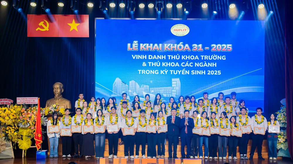 Vinh danh thủ khoa trường và thủ khoa các ngành trong kỳ tuyển sinh 2025
