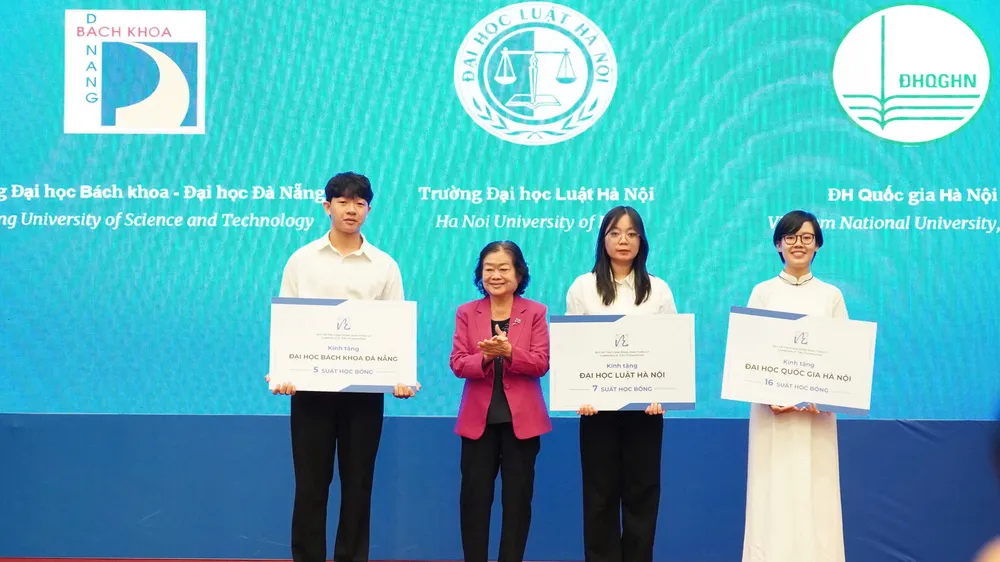 Nguyên Phó Chủ tịch nước Trương Mỹ Hoa trao học bổng cho các sinh viên đại diện các trường học khu vực miền Bắc, miền Trung