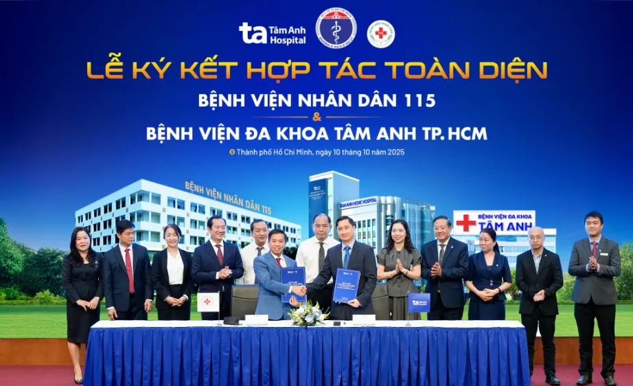 Lễ ký kết có sự chứng kiến của PGS.TS.BS Tăng Chí Thượng, Giám đốc Sở Y tế TPHCM (áo trắng đứng giữa), PGS.TS.BS Nguyễn Anh Dũng, Phó Giám đốc Sở Y tế TPHCM, cùng lãnh đạo hai Bệnh viện