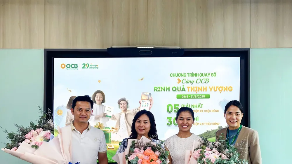 Đại diện OCB trao giải thưởng đến đại diện khách hàng trong buổi quay số