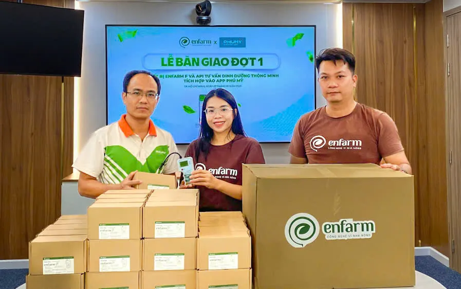 Phú Mỹ nhận bàn giao thiết bị đo dinh dưỡng đất thông minh Enfarm F
