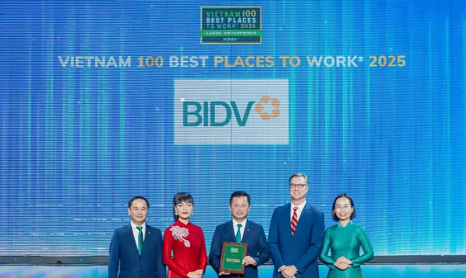 Ông Hoàng Việt Hùng, Phó Tổng Giám đốc BIDV đại diện ngân hàng nhận Danh hiệu “Nơi làm việc tốt nhất Việt Nam năm 2025”