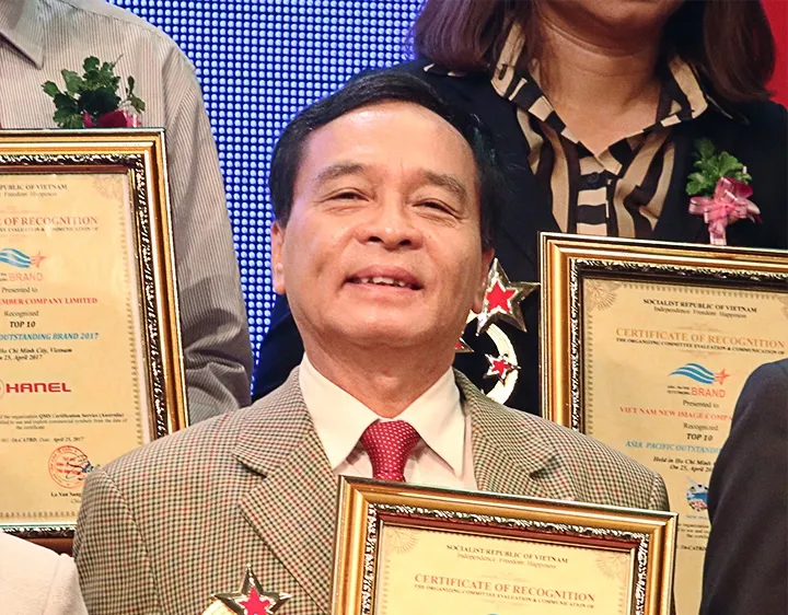 PGS.TS. Nguyễn Mạnh Hùng đại diện NTTU nhận giải Top 10 Thương hiệu tiêu biểu hội nhập châu Á - Thái Bình Dương