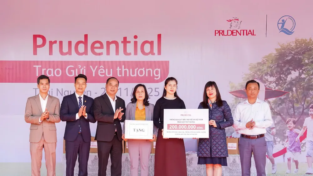 Ban Tổ chức trao biển tượng trưng cho đại diện Trường Mầm non Chùa Hang và Trường Mầm non Huống Thượng (phường Linh Sơn)