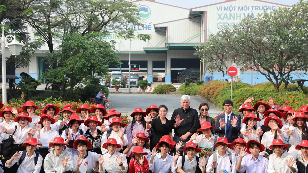 Gần 100 tân thủ khoa tiêu biểu của nhiều trường đại học thuộc chương trình Nâng bước thủ khoa năm 2025 do báo Tiền Phong tổ chức đến giao lưu, tham quan, tìm hiểu quy trình vận hành tại Khu Liên hợp xử lý chất thải Đa Phước