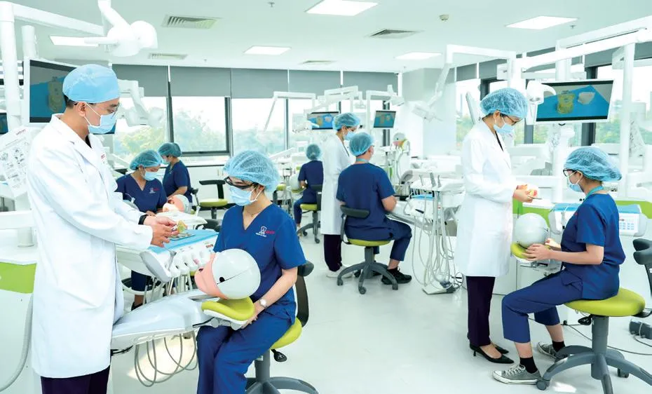 Sinh viên ngành Răng hàm mặt Trường ĐH Nguyễn Tất Thành trong giờ học thực hành