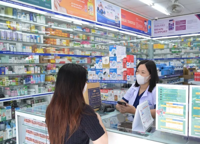 Với hệ thống nhà thuốc rộng khắp cùng đội ngũ nhân viên tư vấn vững chuyên môn, Long Châu đồng hành lan tỏa bộ câu hỏi tầm soát khô mắt và tư vấn kịp thời đến cộng đồng