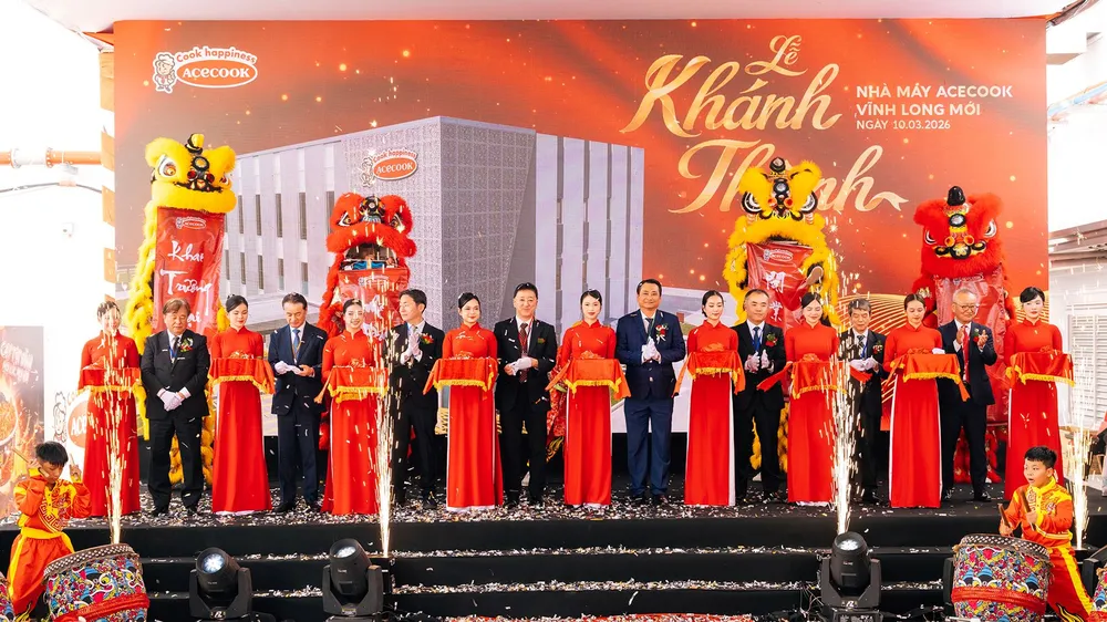 Lãnh đạo Công ty Cổ phần Acecook Việt Nam và UBND tỉnh Vĩnh Long cắt băng khánh thành Nhà máy Acecook Vĩnh Long
