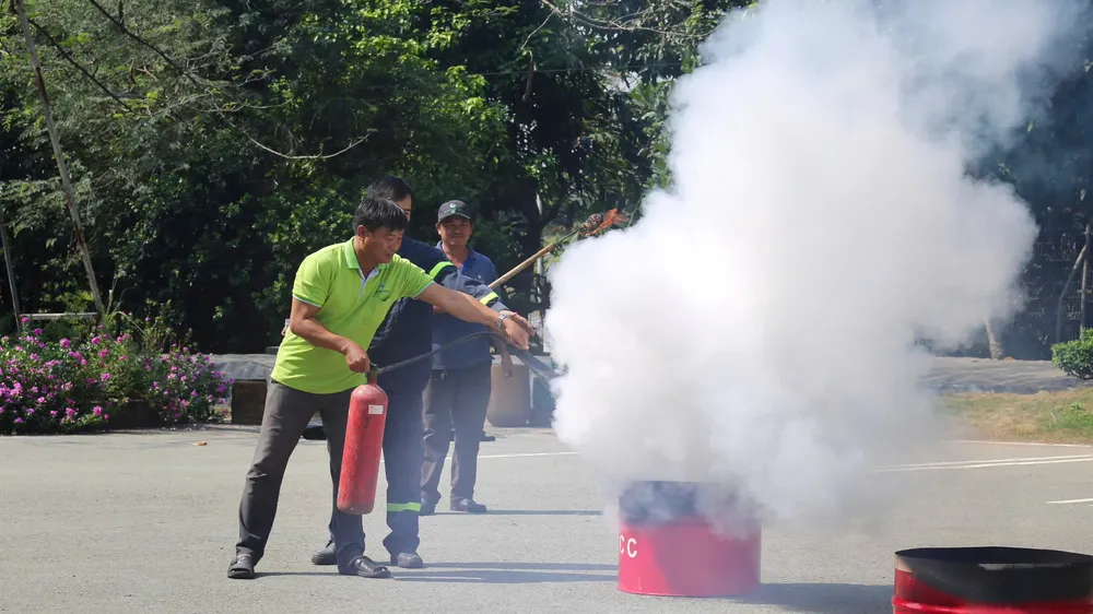 Cán bộ, công nhân viên VWS thực hành sử dụng bình chữa cháy xách tay để xử lý tình huống cháy giả định tại Khu liên hợp Đa Phước