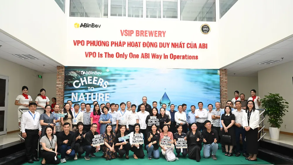 Đại diện AB InBev Việt Nam cùng đại diện các cơ quan báo chí, sở, ban, ngành và địa phương chụp ảnh lưu niệm trong chương trình tham quan Nhà máy AB InBev Việt Nam tại KCN VSIP II-A, hưởng ứng Ngày Nước Thế giới 2026. Ảnh: AB InBev Việt Nam