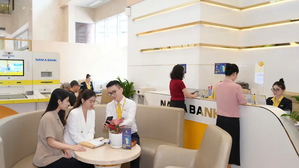 Khách hàng giao dịch tại Nam A Bank