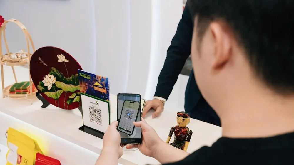 Khách hàng trải nghiệm thanh toán QR xuyên biên giới (nguồn ảnh: Vietcombank)