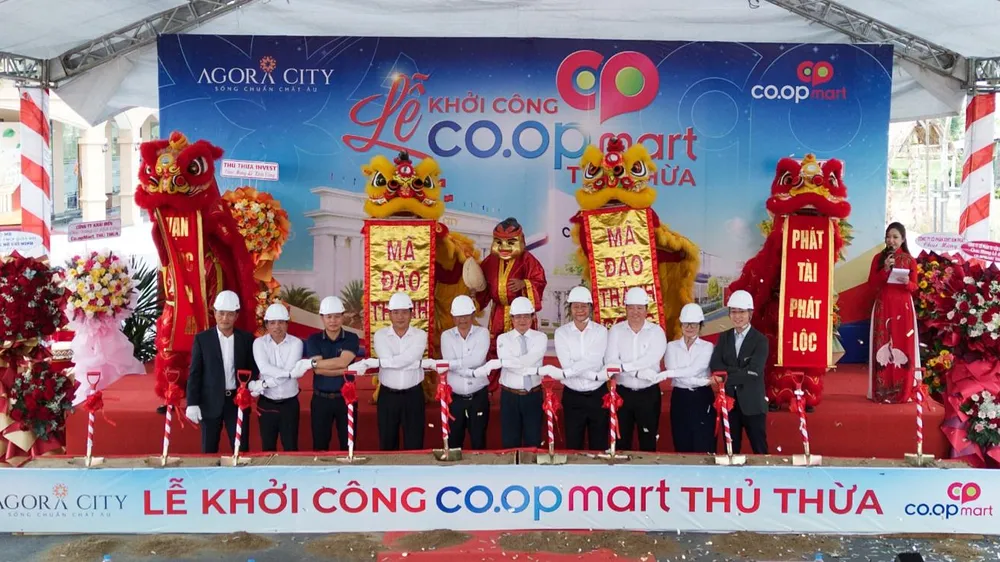 Nghi thức khởi công với sự tham gia của ông Nguyễn Hồng Thanh, Phó Chủ tịch UBND tỉnh Tây Ninh; lãnh đạo chính quyền địa phương xã Thủ Thừa; đại diện Thủ Thừa Invest, Saigon Co.op và ngân hàng MB. Ảnh: Agora City