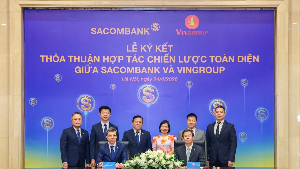 Ông Faussier Loic Michel Marc, Quyền Tổng Giám đốc SACOMBANK (trái) và ông Nguyễn Việt Quang, Phó Chủ tịch Hội đồng Quản trị kiêm Tổng Giám đốc Tập đoàn Vingroup (phải) thực hiện nghi thức ký kết dưới sự chứng kiến của đại diện lãnh đạo hai đơn vị