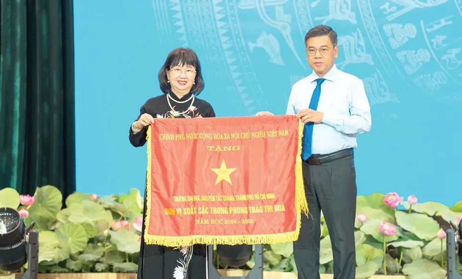 TS. Nguyễn Mai Lan, Chủ tịch Hội đồng trường Trường ĐH Nguyễn Tất Thành đón nhận Cờ thi đua Chính phủ vì thành tích xuất sắc trong năm học 2024-2025