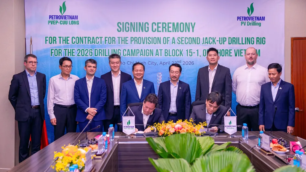 Đại diện hai bên, Giám đốc PVEP–Cửu Long Lê Đắc Hóa và Tổng giám đốc PV Drilling Nguyễn Xuân Cường thực hiện lễ ký hợp đồng trước sự chứng kiến của các bên