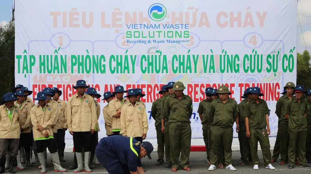 Lực lượng tại chỗ Khu Công nghệ Môi trường Xanh Long An tham gia tập huấn PCCC, thực hành triển khai cuộn vòi chữa cháy theo hướng dẫn của lực lượng chuyên nghiệp