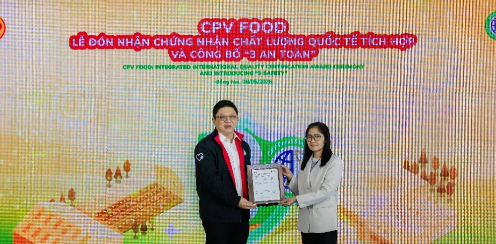 Đại diện BSI Thái Lan trao Chứng nhận Chất lượng quốc tế tích hợp CPF Food Standard PS 7818:2023 cho CPV Food