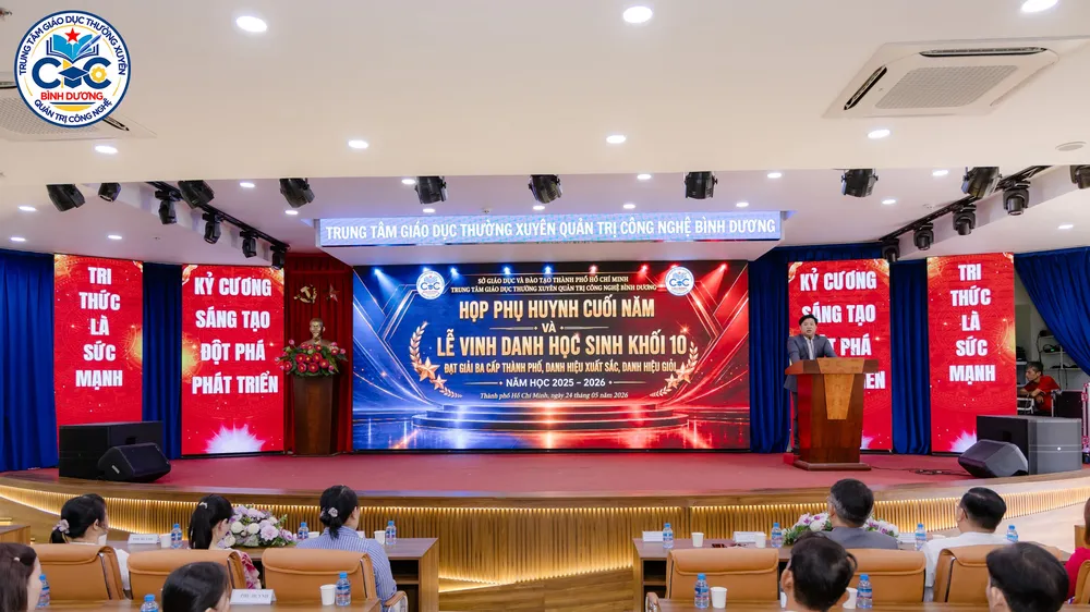 Quang cảnh chương trình họp phụ huynh cuối năm và lễ vinh danh học sinh khối 10 năm học 2025-2026