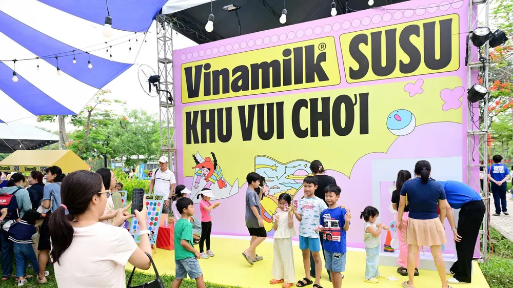 Khu vui chơi của Vinamilk với các trò chơi thú vị và những phần quà đáng yêu đặc biệt thu hút phụ huynh và các bé. Ảnh: Vi Nam
