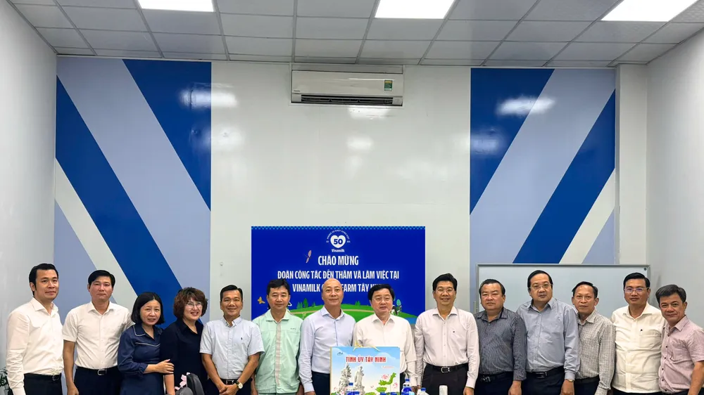 Ông Nguyễn Văn Quyết, Ủy viên Ban chấp hành Trung ương Đảng, Bí thư Tỉnh ủy Tây Ninh (thứ 7 từ phải sang) và đoàn công tác làm việc tại Trang trại Vinamilk Green Farm Tây Ninh (Ảnh: VN)
