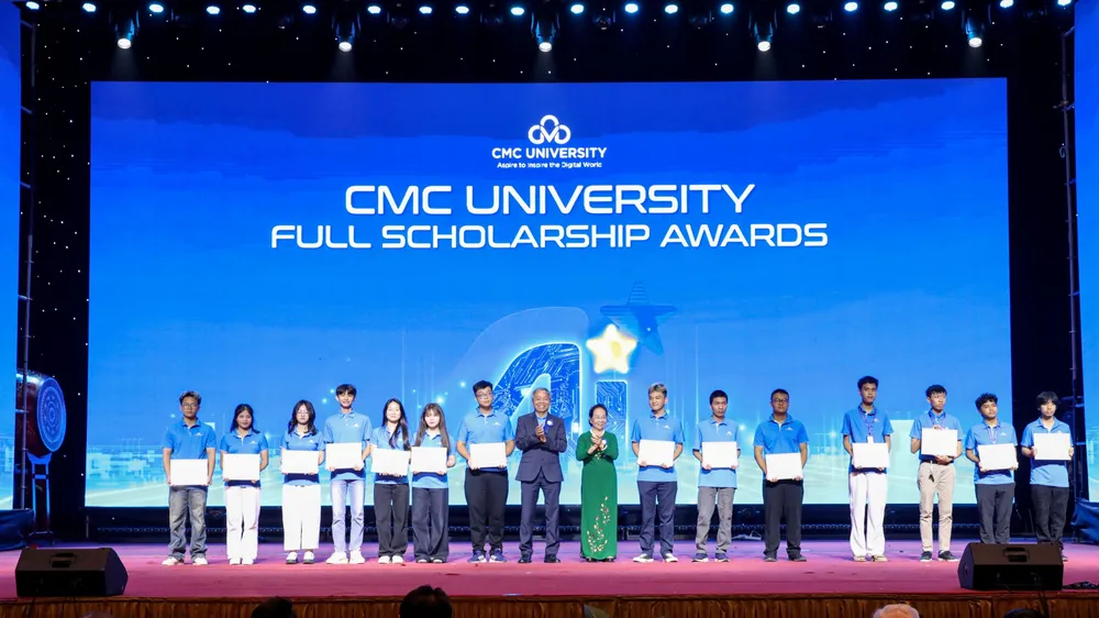 Đại diện nhà trường trao học bổng “CMC - Vì bạn xứng đáng” cho tân sinh viên