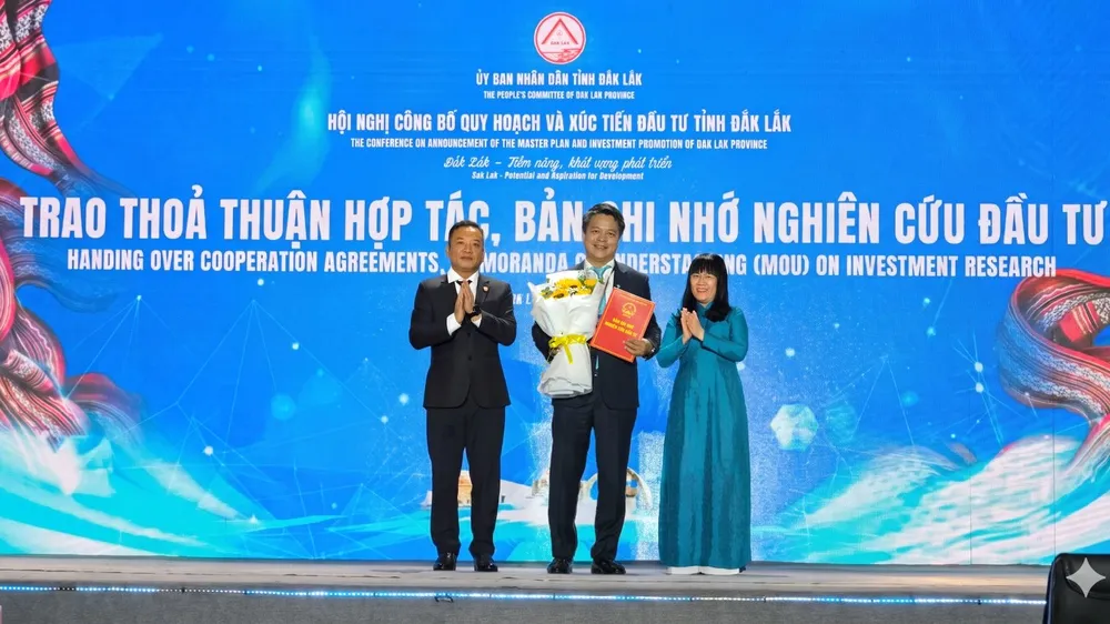 Ông Vũ An, Phó Tổng Giám đốc PVFCCo - Phú Mỹ nhận Bản ghi nhớ hợp tác nghiên cứu đầu tư từ lãnh đạo UBND tỉnh Đắk Lắk