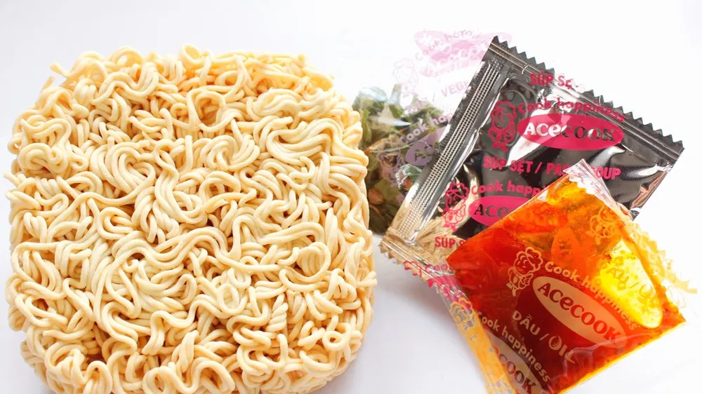 Một gói mì ăn liền hoàn chỉnh sẽ có các gói gia vị đi kèm