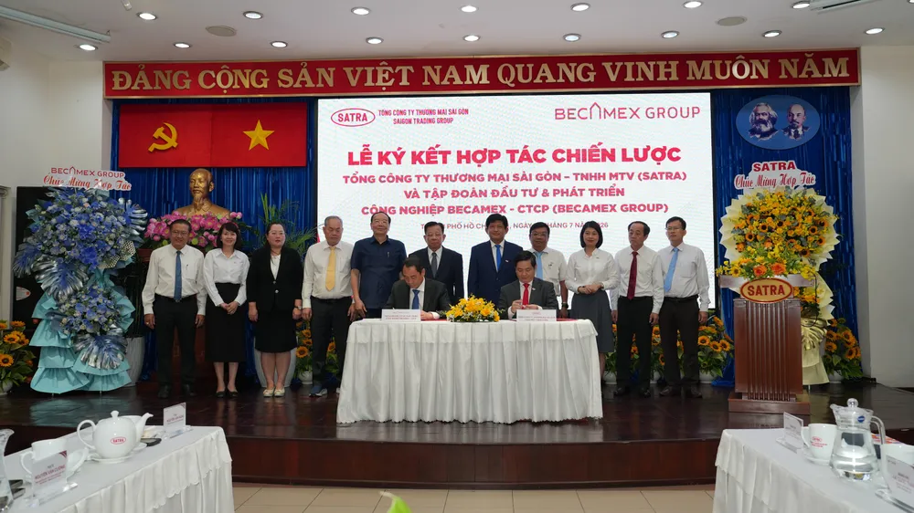Ông Lâm Quốc Thanh, Tổng giám đốc SATRA(trái) và ông Nguyễn Hoàn Vũ, Tổng giám đốc Tập đoàn Becamex (phải) ký kết thỏa thuận hợp tác chiến lược