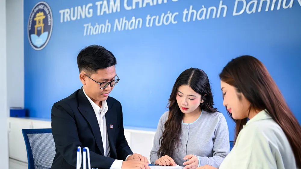 Đông đảo thí sinh đến Trường Đại học Văn Hiến nộp hồ sơ, lắng nghe tư vấn và được hỗ trợ hoàn thiện thủ tục đăng ký xét tuyển, lựa chọn ngành học phù hợp với năng lực và định hướng nghề nghiệp