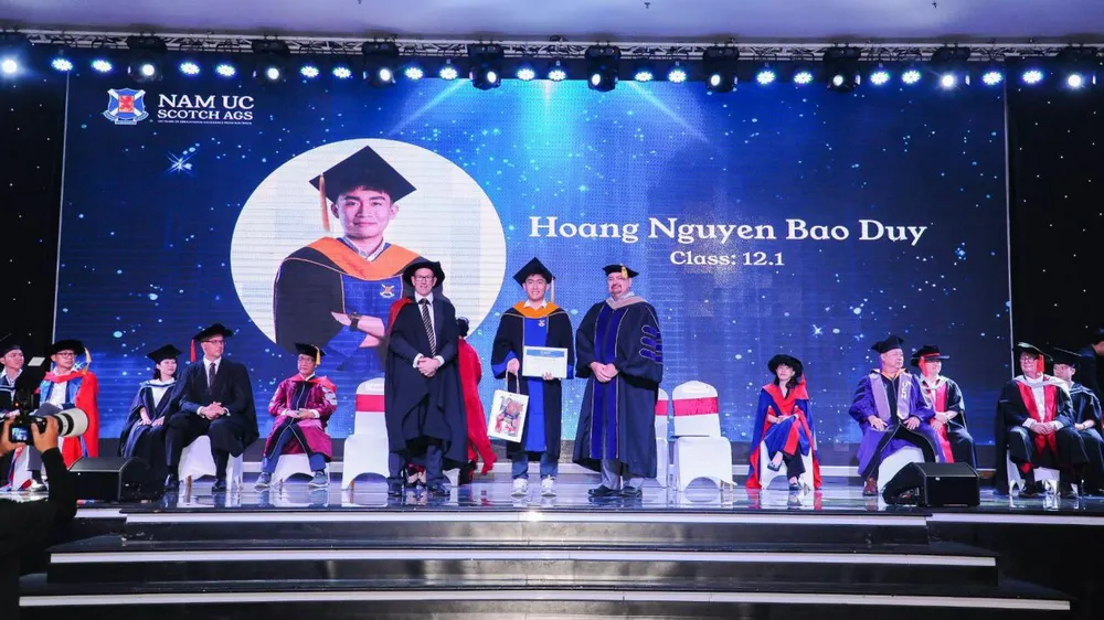 Hiệu trưởng Trent Driver của Scotch College Adelaide (phải) trong buổi tốt nghiệp của học sinh Nam Úc Scotch AGS tháng 5 vừa qua