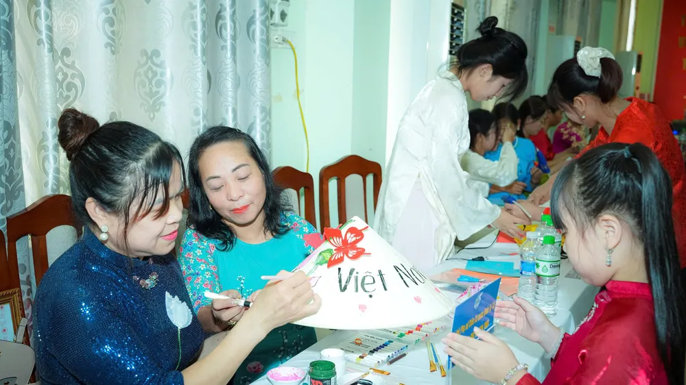 Coca-Cola đồng hành cùng làng nón hơn 100 tuổi chuyển đổi số và sáng tạo nghệ thuật