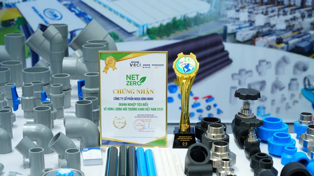 Các sản phẩm chủ lực của Công ty Cổ phần Nhựa Bình Minh cùng chứng nhận Top 10 Doanh nghiệp tiêu biểu về năng lượng và môi trường xanh Việt Nam 2026 được trưng bày tại triển lãm