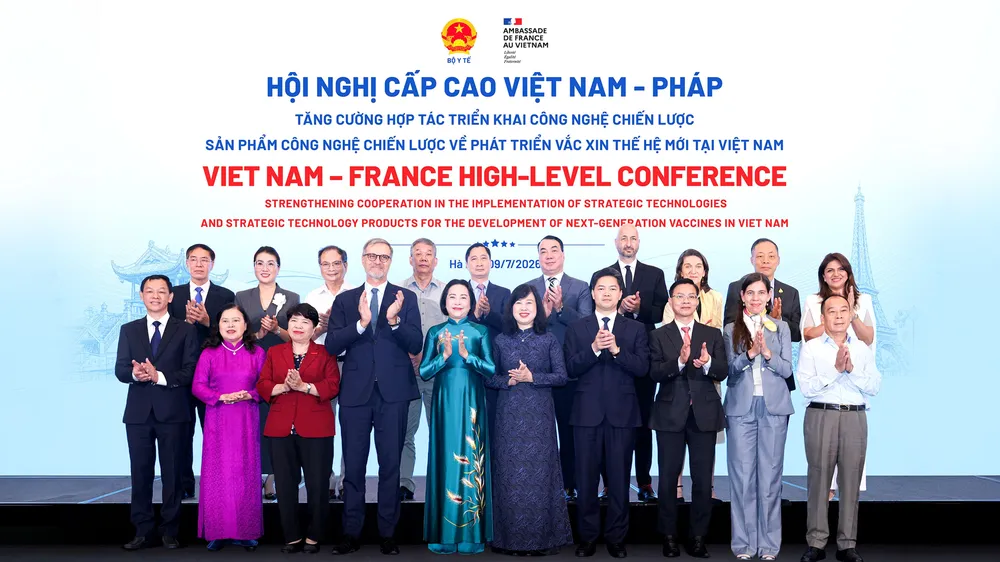 Hội nghị cấp cao với sự tham dự của lãnh đạo Đảng, Nhà nước, Chính phủ, Quốc hội; lãnh đạo các ban, bộ, ngành Trung ương; Bộ Y tế Việt Nam; Đại sứ quán Cộng hòa Pháp tại Việt Nam; đại diện Tổ chức Y tế Thế giới (WHO), Quỹ Nhi đồng Liên Hợp Quốc (UNICEF); các chuyên gia, nhà khoa học, Tập đoàn Dược phẩm Sanofi và Công ty Vaccine Việt Nam (VNVC)