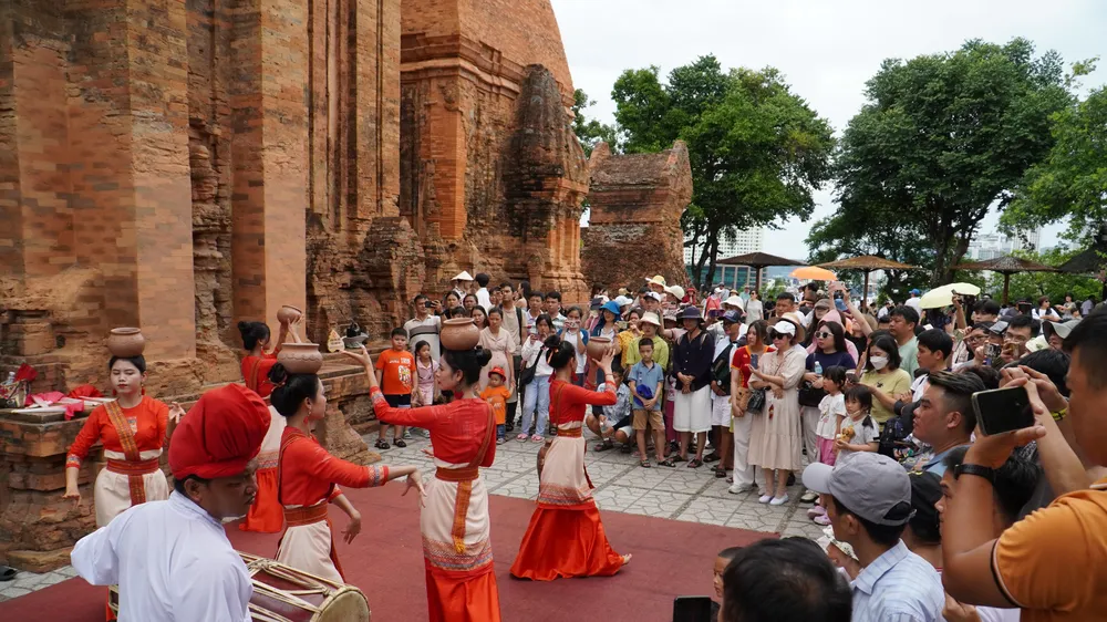 Du khách xem múa Chăm truyền thống tại tháp Bà Ponagar, tỉnh Khánh Hòa (ẢNH: TIẾN THẮNG)