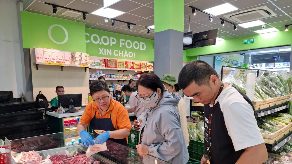 Khách hàng chọn mua thực phẩm tại một cửa hàng Co.op Food ở TPHCM (ẢNH: KHÁNH CHI)