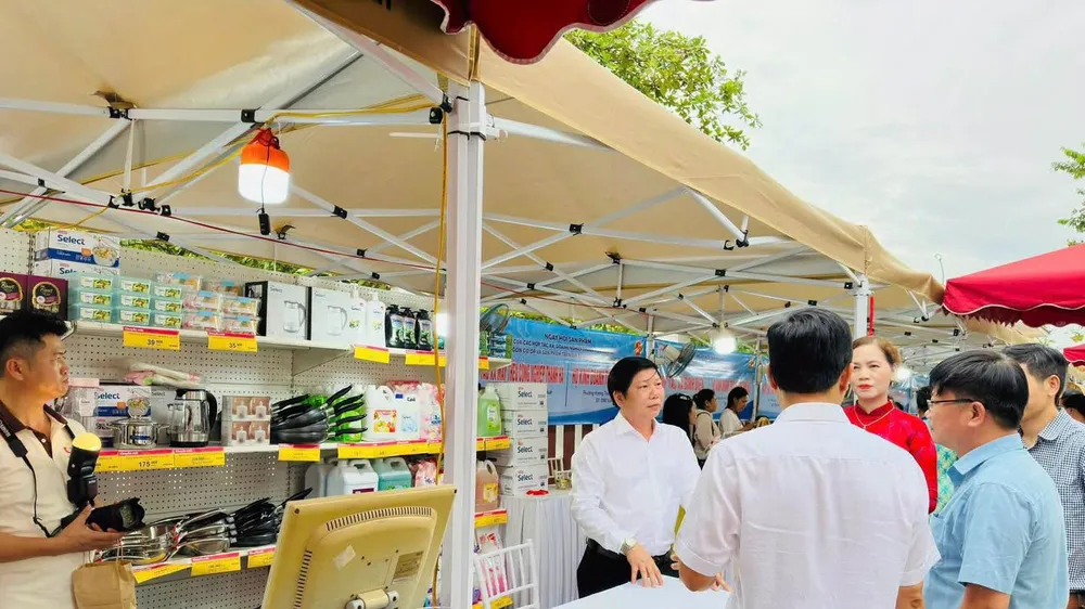 Ngày hội sản phẩm hợp tác xã tại TP Huế thu hút người dân (ẢNH: KHÁNH CHÂU)