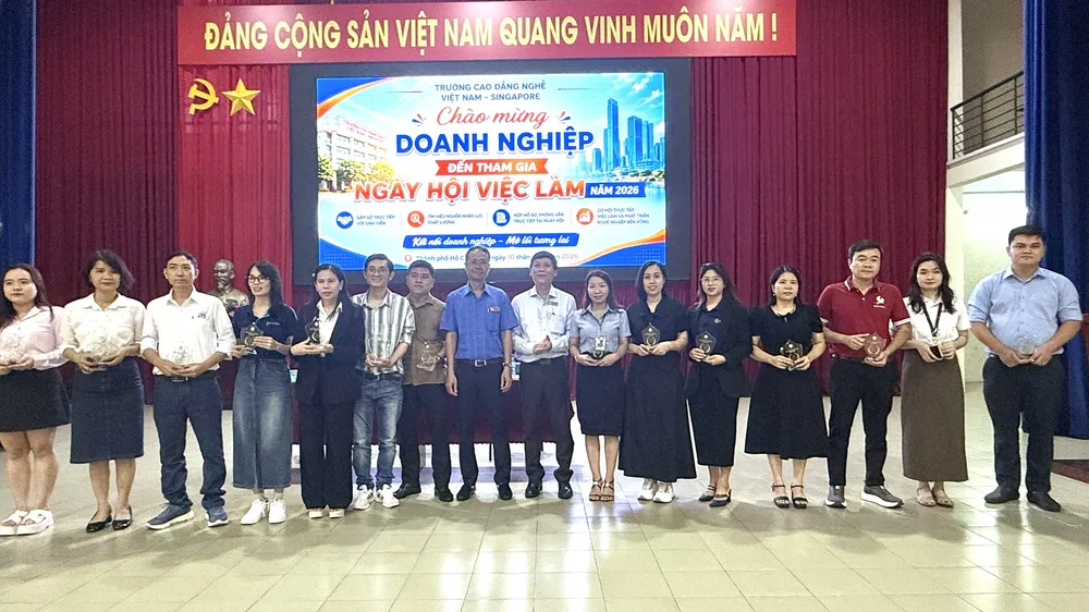 Ban Giám hiệu Trường Cao đẳng nghề Việt Nam – Singapore trao kỷ niệm chương tri ân các doanh nghiệp đồng hành, tham gia Ngày hội Việc làm năm 2026