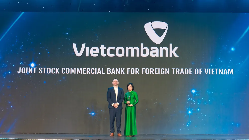 Bà Tô Thị Phương Dung, Trưởng Phòng Chính sách & Kế hoạch nhân sự đại diện Vietcombank nhận cúp “Harmonia” từ ban tổ chức